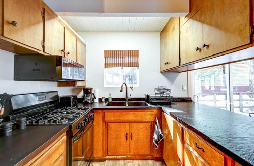 Cold Springs Cabin | Hike, Fish & Explore: California Cabin w/Deck!