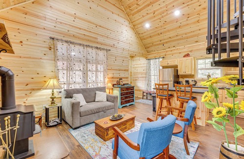 Edray Cabin | Hike & Fish: Marlinton Cabin w/Fire Pit & Views!