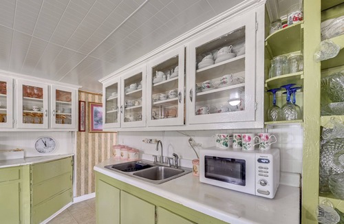 Waneta Cottage | Hike & Fish: Rustic, Timeless Mckee Home w/Yard