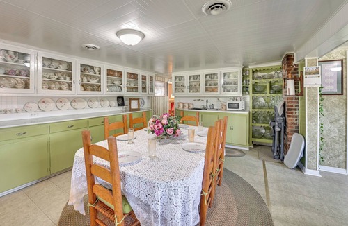 Waneta Cottage | Hike & Fish: Rustic, Timeless Mckee Home w/Yard