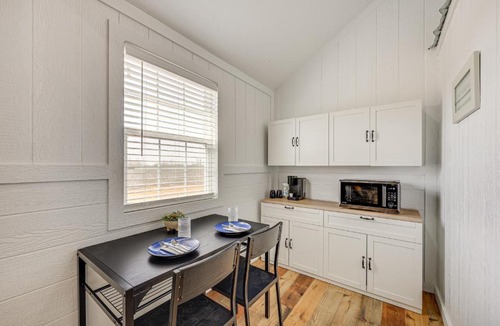 Cotulla Apartment | Hike, Hunt & Fish: Pet-Friendly Studio in Dilley!
