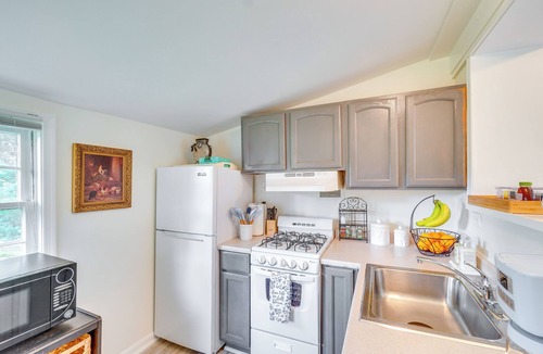 Leesburg Cottage | Hike, Sip & Explore: Charming Waterford Cottage!