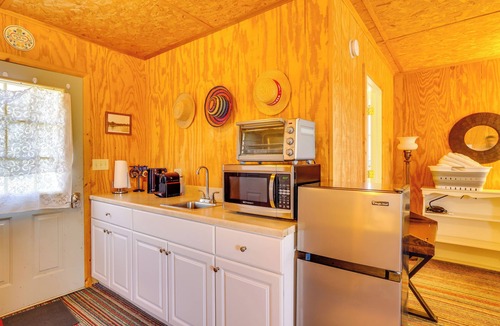 Center Moreland Apartment | Hike, Ski & Golf: Water-View Lake Winola Retreat!