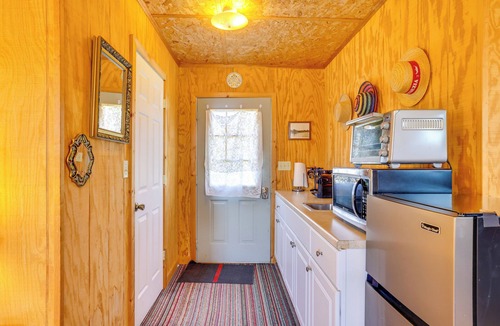 Center Moreland Apartment | Hike, Ski & Golf: Water-View Lake Winola Retreat!