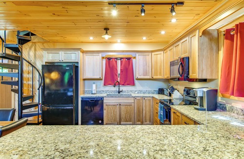 Town of Black Brook Cabin | Hike, Ski & Swim: Luxury Cabin on Silver Lake!