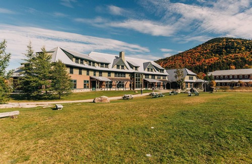 Carroll Condo | Hike the Whites! Free Breakfast, Shared Bath, Hike/Ski trail Access