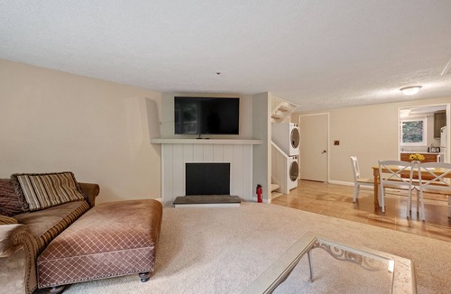 Thornton House | Hiker's Haven Weekly & Monthly stays Pool & Trails