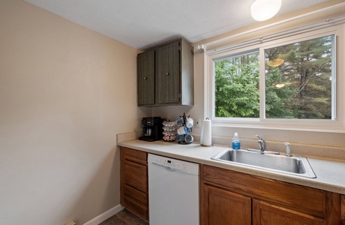 Thornton House | Hiker's Haven Weekly & Monthly stays Pool & Trails