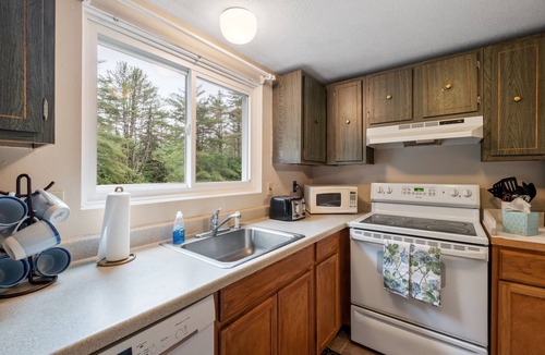 Thornton House | Hiker's Haven Weekly & Monthly stays Pool & Trails