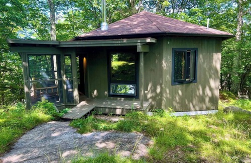 Keene Valley Cabin | Hiker’s Haven - Cozy octagonal guest cabin in Keene Valley