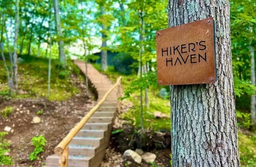 Keene Valley Cabin | Hiker’s Haven - Cozy octagonal guest cabin in Keene Valley
