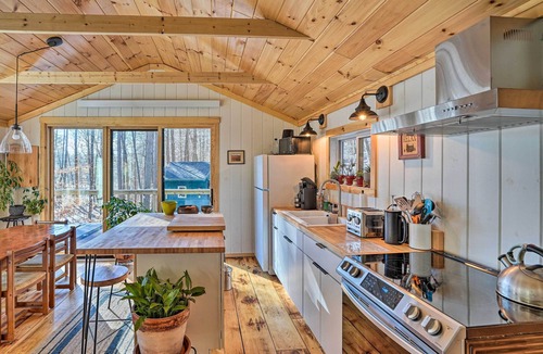 Williamsville Cottage | Hiking Trails On-site: Cozy Falls Brook Cabin