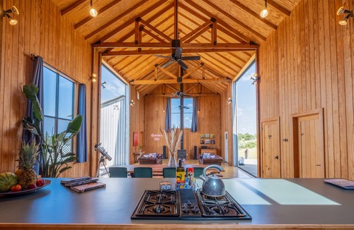 Johnson City House | Hill Country Barn - Sauna & Cedar Hot Tub