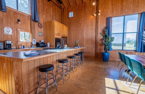 Johnson City House | Hill Country Barn - Sauna & Cedar Hot Tub