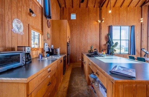 Johnson City House | Hill Country Barn - Sauna & Cedar Hot Tub