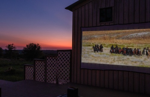 Johnson City House | Hill Country Barn - Sauna & Cedar Hot Tub