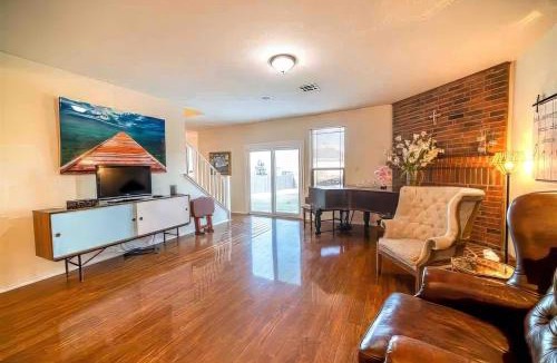 Cedar Park House | Hill Country Beauty in Red Beautiful Large Home! Very Spacious!
