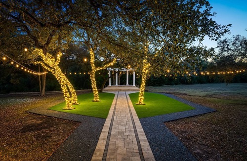 Shady Hollow House | Hill Country Estate ~10 Acre Retreat~ Pool+Jacuzzi