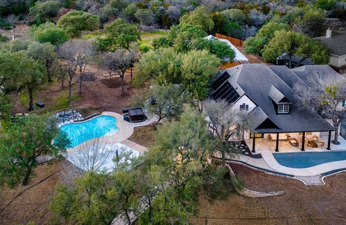 Shady Hollow House | Hill Country Estate ~10 Acre Retreat~ Pool+Jacuzzi
