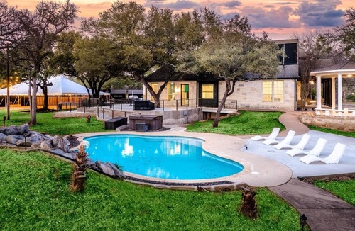 Shady Hollow House | Hill Country Estate ~10 Acre Retreat~ Pool+Jacuzzi