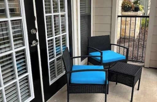 Spanish Oaks Apartment | Hill Country Galleria Getaway! Walk to everything!