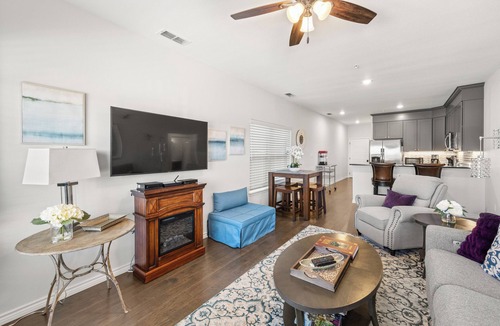 Fredericksburg House | Hill Country Hideout - Cozy 2 bedroom 2 Bath Townhome off of Main Street