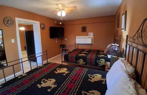 Buchanan Dam Hotel | Hill Country Lodge and Mini Storages