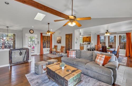 Austin House | Hill Country Retreat Hot Tub, Weddings, Sleeps 14