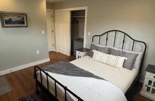Freshwater House | Hill Crest Drive Queen Bed
