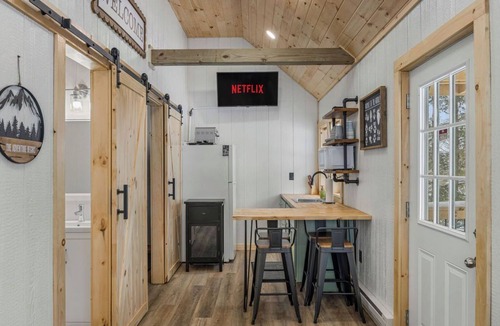 Little Valley Cabin | Hill Side Suite
