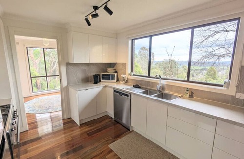 Healesville House | Hill top views, near wineries, sanctuary, main st