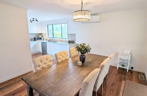 Healesville House | Hill top views, near wineries, sanctuary, main st