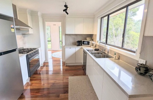 Healesville House | Hill top views, near wineries, sanctuary, main st