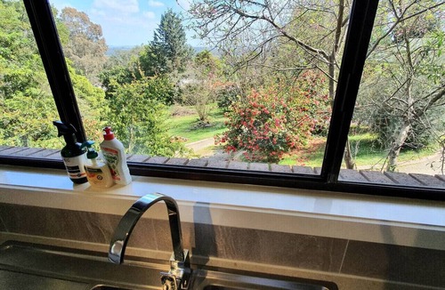 Healesville House | Hill top views, near wineries, sanctuary, main st