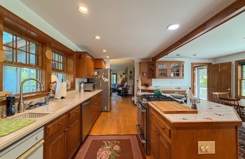 East Madison House | Hillcrest | 100+ Acres, Pool, Views & Sleeps 22