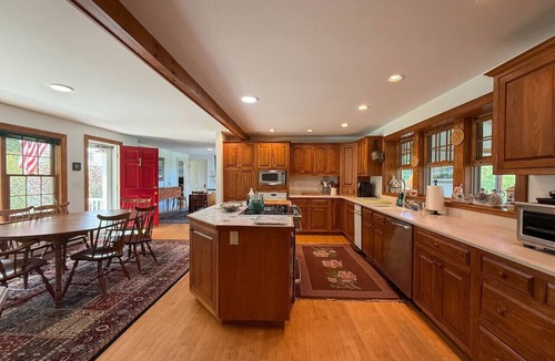 East Madison House | Hillcrest | 100+ Acres, Pool, Views & Sleeps 22