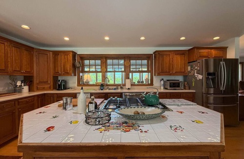 East Madison House | Hillcrest | 100+ Acres, Pool, Views & Sleeps 22