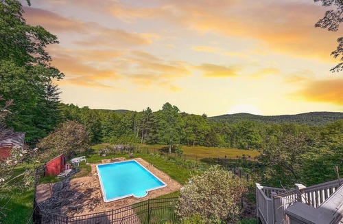 East Madison House | Hillcrest | 100+ Acres, Pool, Views & Sleeps 22