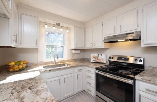 Hillcrest House | Hillcrest Haven: 2BR Gem