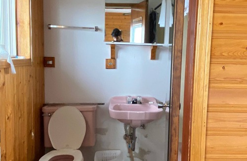 Saint John Hotel | Hillcrest Motel- 10 min from beach, shore