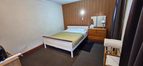 Hamilton Apartment | Hillcrest Term-Downstairs Room