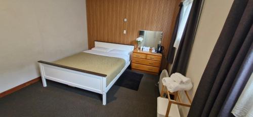 Hamilton Apartment | Hillcrest Term-Downstairs Room