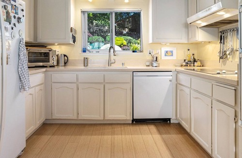 Forestland House | Hillcrest Terrace - Quiet Luxury with Bay Views