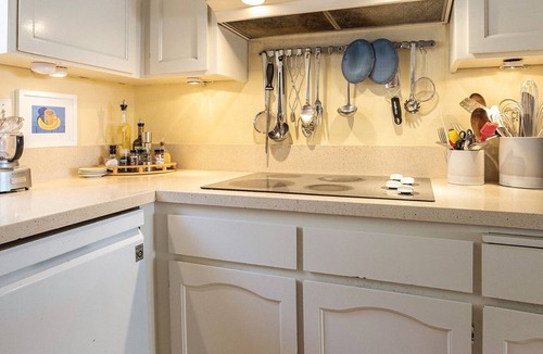 Forestland House | Hillcrest Terrace - Quiet Luxury with Bay Views