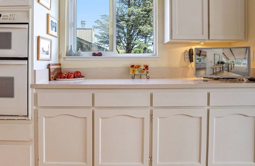 Forestland House | Hillcrest Terrace - Quiet Luxury with Bay Views