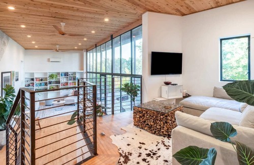 Barton Heights House | Hillmont Hideaway w Outdoor Hot Tub