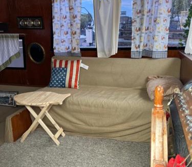 Alexandria Bay Hotel | Hills Motel & Marina