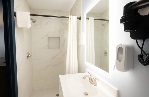 Hillsboro Hotel | Hillsboro Inn & Suites