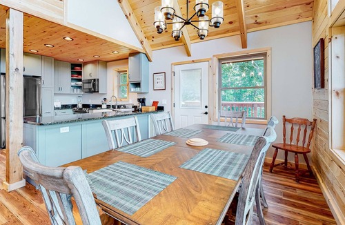 Townsend Cabin | Hillside Cabin Escape・Hot Tub・ADA Accessible・Views
