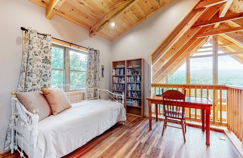 Townsend Cabin | Hillside Cabin Escape・Hot Tub・ADA Accessible・Views